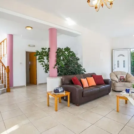 In Sleeps 6 Includes Swimming Pool Air Con And Wifi 7 4 Βίλα *