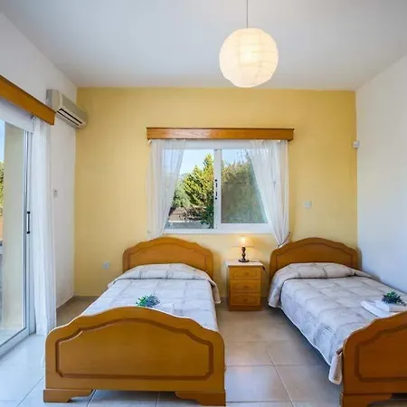 In Sleeps 6 Includes Swimming Pool Air Con And Wifi 7 4
