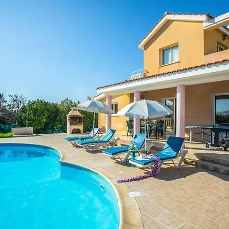 In Sleeps 6 Includes Swimming Pool Air Con And Wifi 7 4