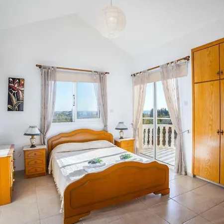 In Sleeps 6 Includes Swimming Pool Air Con And Wifi 7 4 Peyia