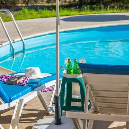 In Sleeps 6 Includes Swimming Pool Air Con And Wifi 7 4 빌라 *