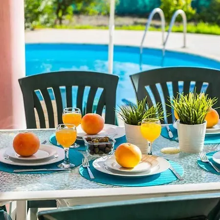Vilă In Sleeps 6 Includes Swimming Pool Air Con And Wifi 7 4