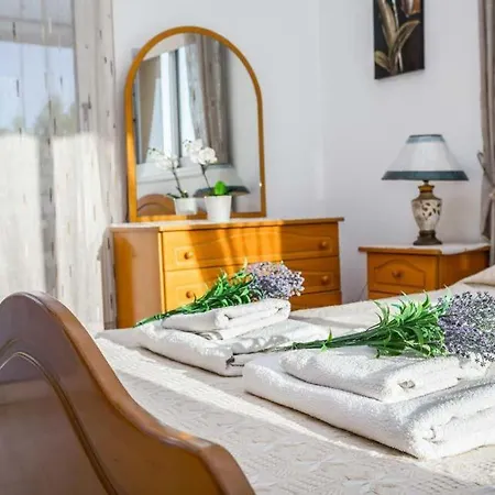 Vilă In Sleeps 6 Includes Swimming Pool Air Con And Wifi 7 4 Peyia