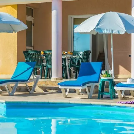 In Sleeps 6 Includes Swimming Pool Air Con And Wifi 7 4 페이야
