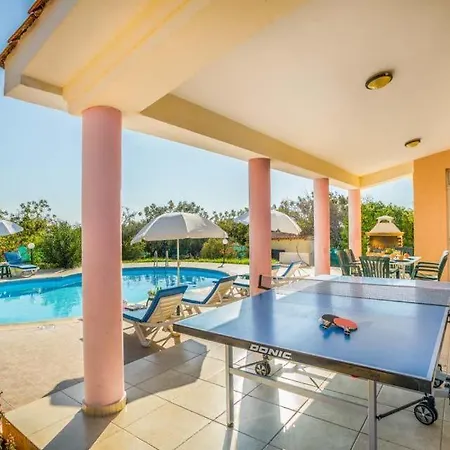 In Sleeps 6 Includes Swimming Pool Air Con And Wifi 7 4 빌라 *