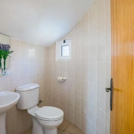 In Sleeps 6 Includes Swimming Pool Air Con And Wifi 7 4 Vilă