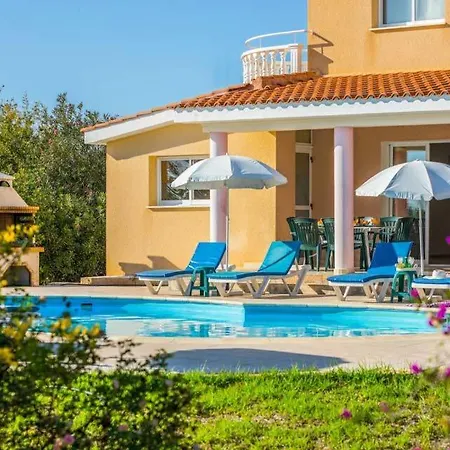 In Sleeps 6 Includes Swimming Pool Air Con And Wifi 7 4 빌라