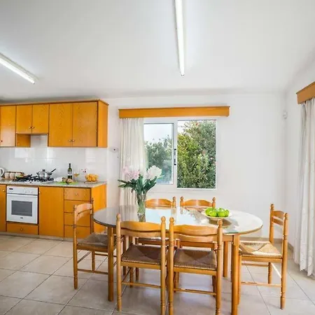 In Sleeps 6 Includes Swimming Pool Air Con And Wifi 7 4 빌라