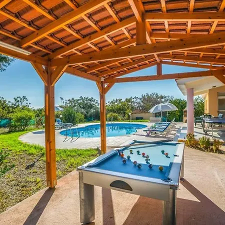 Vilă In Sleeps 6 Includes Swimming Pool Air Con And Wifi 7 4