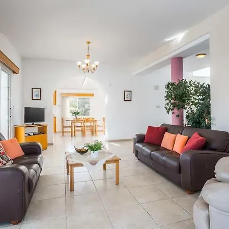 Vilă In Sleeps 6 Includes Swimming Pool Air Con And Wifi 7 4 *